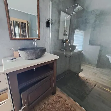 Aux Alouettes 度假居 *